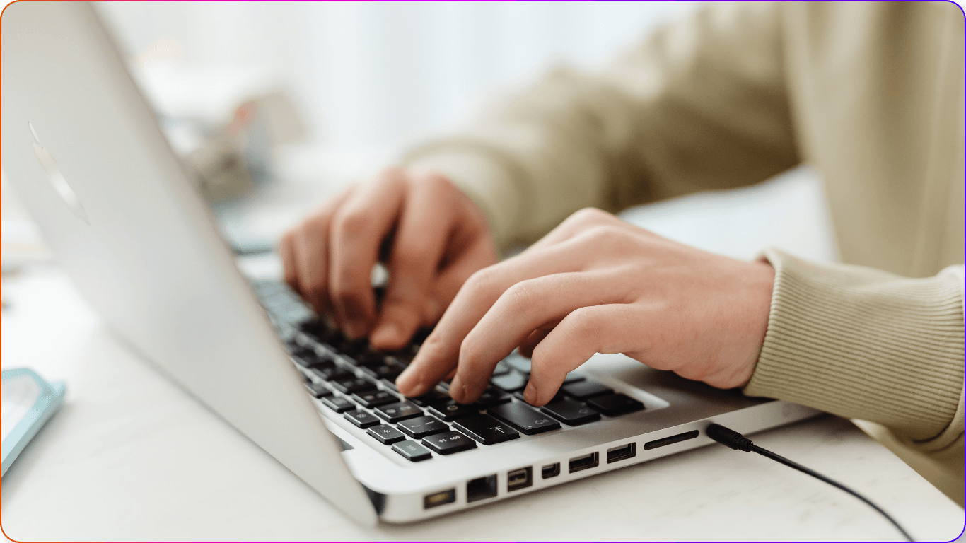 Mains tapant sur un clavier d'ordinateur portable